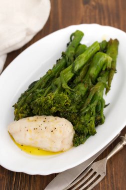 yeşil ve beyaz tabak üzerine zeytin yağı ile haşlanmış balık