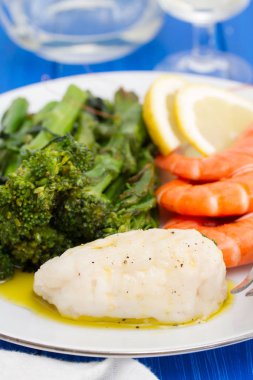 yeşil ve beyaz tabak karides ile haşlanmış balık