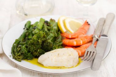 yeşil ve beyaz tabak karides ile haşlanmış balık