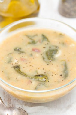 ıspanak, fasulye ve makarna kase sebze çorbası