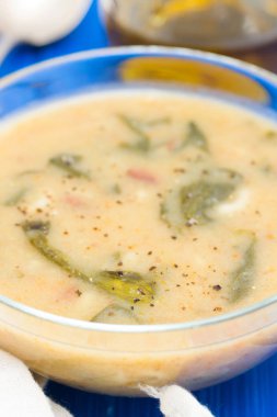 ıspanak, fasulye ve makarna kase sebze çorbası