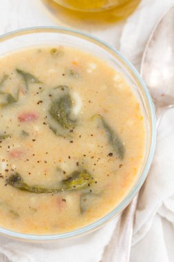 ıspanak, fasulye ve makarna kase sebze çorbası