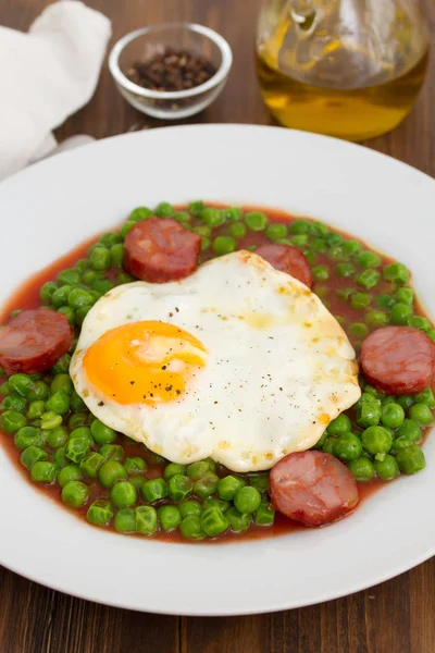 Groszek z wędzoną kiełbasą i jajkiem na talerzu — Zdjęcie stockowe