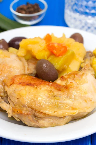 Chicken with potato and olives on white plate — Stock Photo, Image