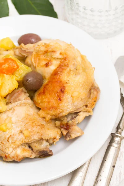 Kurczak z ziemniaków i oliwki na białym talerzu — Zdjęcie stockowe