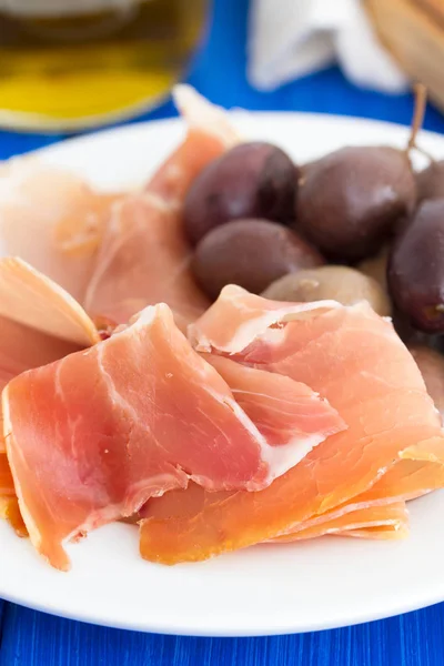 Marmelade mit Oliven auf weißem Teller — Stockfoto