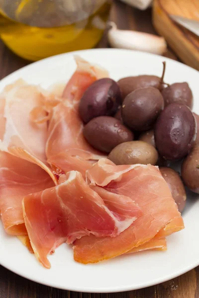 Jamon aux olives sur plaque blanche — Photo