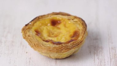 typicel Portekizli yumurta tart pastel de nata tarçın ile