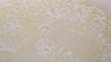 üzerinde tavada tereyağı 