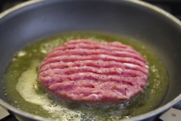 Timelapse frituren hamburger in olie — Stockvideo