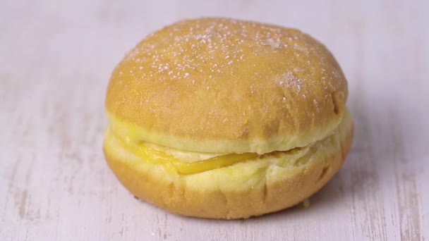 鸡蛋奶油甜甜圈 — 图库视频影像