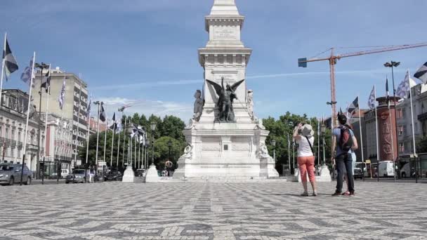 Turisté v náměstí Restauradores, Lisabon / Portugalsko, 16 června 2017 — Stock video