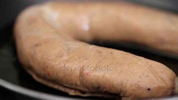 Braten typisch portugiesische Wurst in Öl — Stockvideo