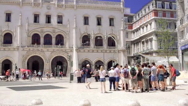 A turisták, közelében található a Rossio pályaudvartól, Lisszabon / Portugália, 2017. június 16. — Stock videók