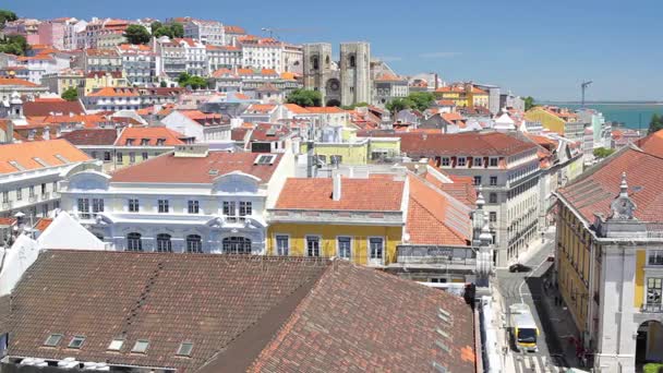 Vista sobre el casco antiguo y la catedral de Lisboa — Vídeo de stock