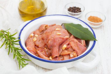 Beyaz tabak içinde Marine Türkiye