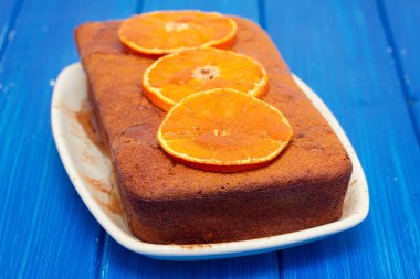 ahşap arka plan üzerinde beyaz çanak üzerinde turuncu kabak pasta