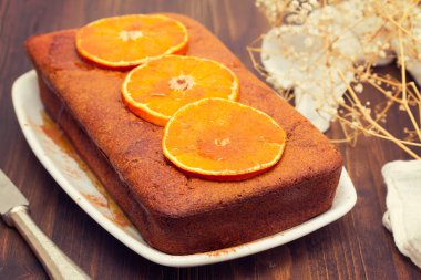 ahşap arka plan üzerinde beyaz çanak üzerinde turuncu kabak pasta