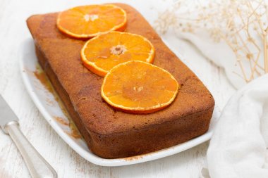 ahşap arka plan üzerinde beyaz çanak üzerinde turuncu kabak pasta