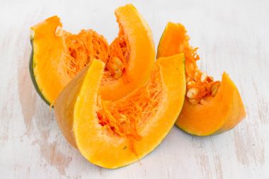 ahşap zemin üzerinde taze kabak