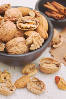 ceviz ve badem ahşap arka plan üzerinde siyah kupa