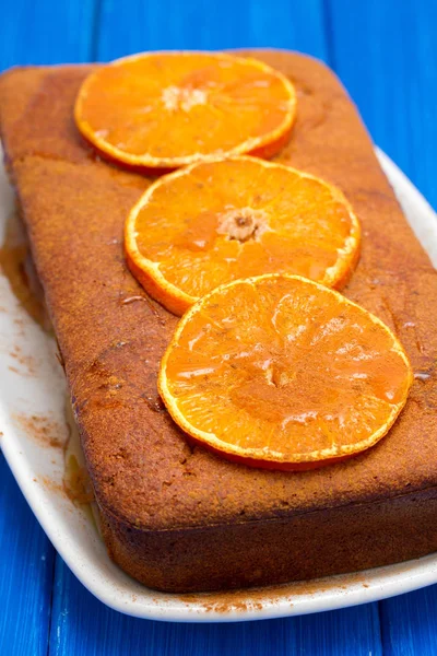 Dýňový koláč s pomerančem na bílé misce na dřevěné pozadí — Stock fotografie