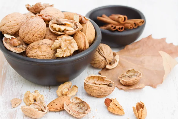 ceviz ve badem ahşap arka plan üzerinde siyah kupa