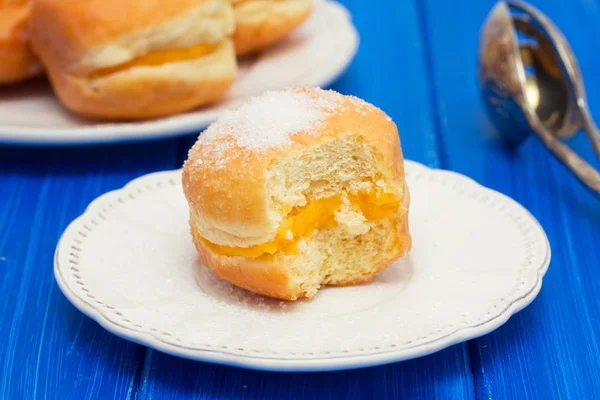 Beignets à la crème d'oeuf dans une boîte en papier blanc sur fond en bois — Photo