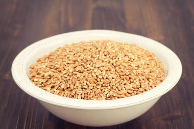 Beyaz tabakta pişmemiş yazıldığından