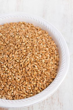 Beyaz tabakta pişmemiş yazıldığından