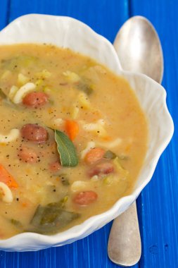 fasulye, ıspanak ve makarna ile sebze çorbası