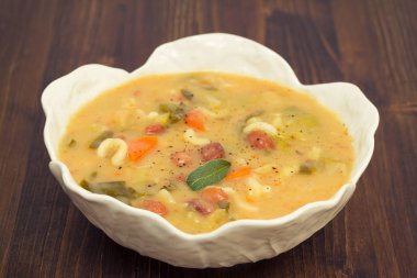 fasulye, ıspanak ve makarna ile sebze çorbası