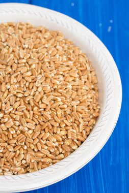 Beyaz tabakta pişmemiş yazıldığından