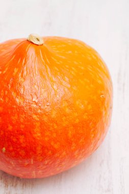 Ahşap zemin üzerinde balkabağı