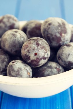 Beyaz kase taze Erik