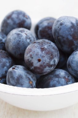 Beyaz kase taze Erik