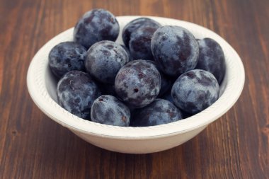 Beyaz kase taze Erik