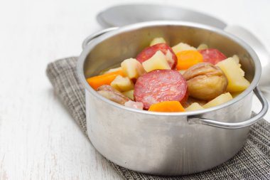  çorba kestane ile potu tütsülenmiş sosis 