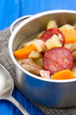  çorba kestane ile potu tütsülenmiş sosis 