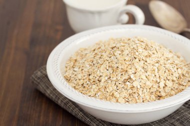 Beyaz kase ve süt, bir fincan yulaf ezmesi