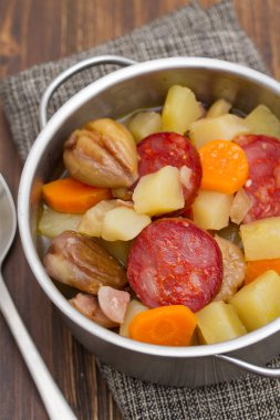  çorba kestane ile potu tütsülenmiş sosis