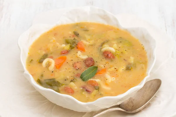 Sup sayuran dengan kacang-kacangan, bayam dan pasta — Stok Foto