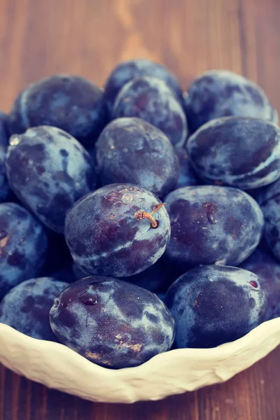 Beyaz kase taze Erik