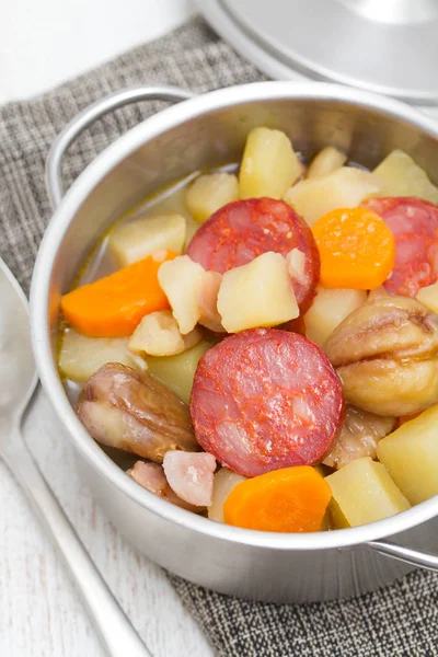 Castañas de sopa con salchicha ahumada en olla — Foto de Stock