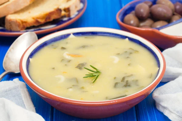 Vegetable soup in bowl and olives — Stock Photo, Image