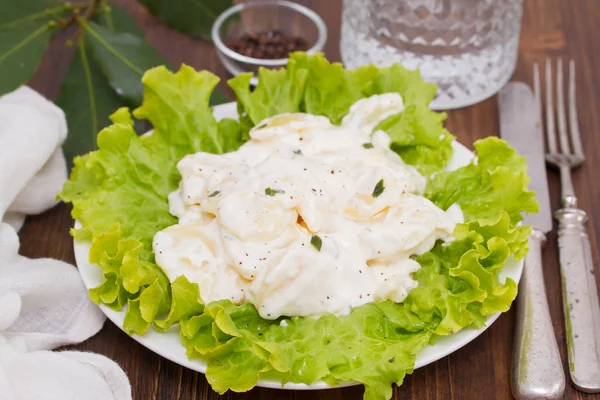 Картопляний салат на білій тарілці — стокове фото