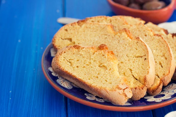 Corn bread on plate and olives — Stock Photo, Image