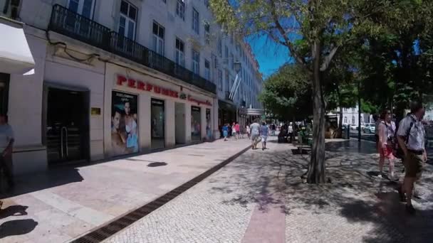 LISBOA, PORTUGAL - 18 DE AGOSTO DE 2017: turistas en la Plaza Pedro IV o Rossio — Vídeos de Stock