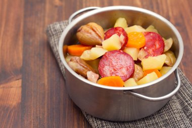  çorba kestane ahşap arka plan potu tütsülenmiş sosis ile