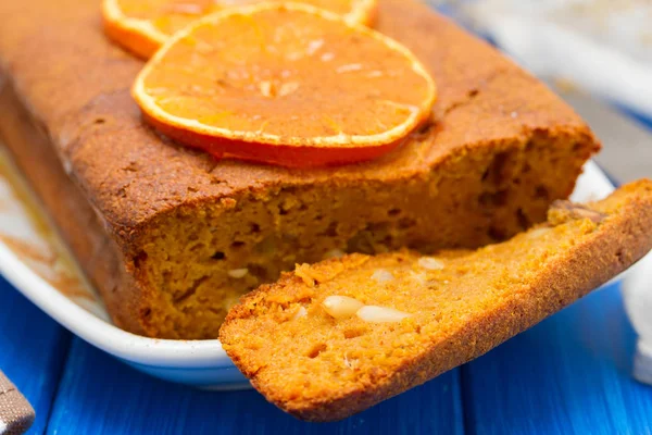 ahşap arka plan üzerinde beyaz çanak üzerinde turuncu kabak pasta